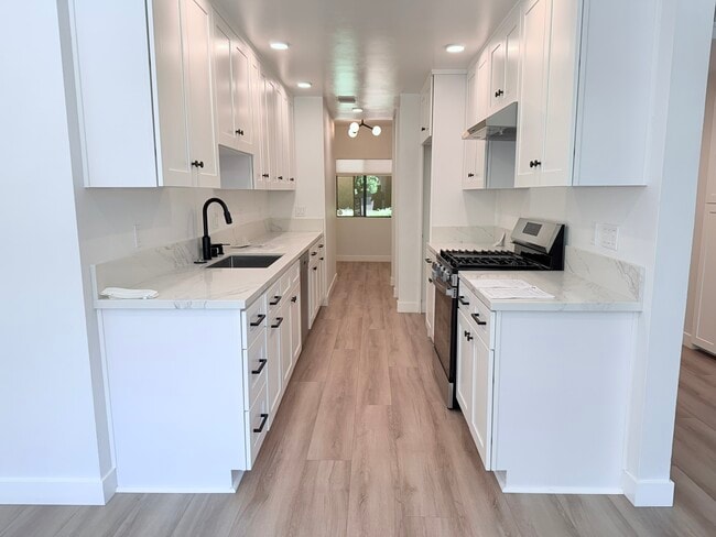 14572 Dickens St unit 105, Sherman Oaks, CA 91403 - photo 4