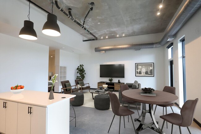 Thirty Seven West Farnam, Omaha, NE 68131 - photo 2