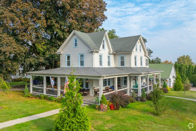 Farmhouses abound in Paradise.