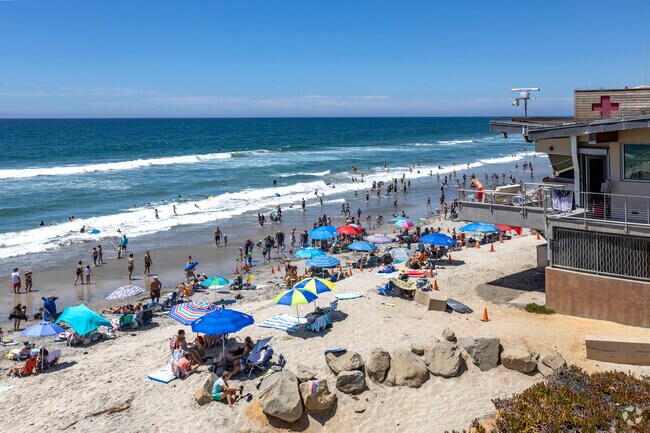 Moonlight Beach Park in Encinitas is a lively spot for sunbathing and ocean views.