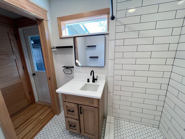 258 Center St unit Upper, Winona, MN 55987 - photo 5