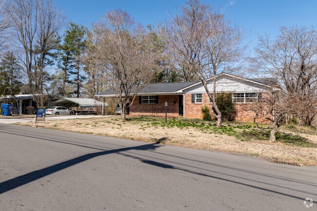 Brick Ranchers are very popular in Jefferson City.