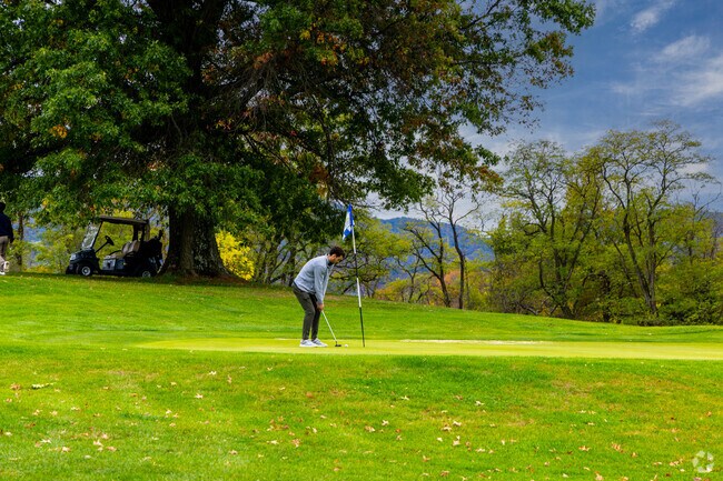 Park Hills Golf & Grille offers an 18-hole public course in Altoona.