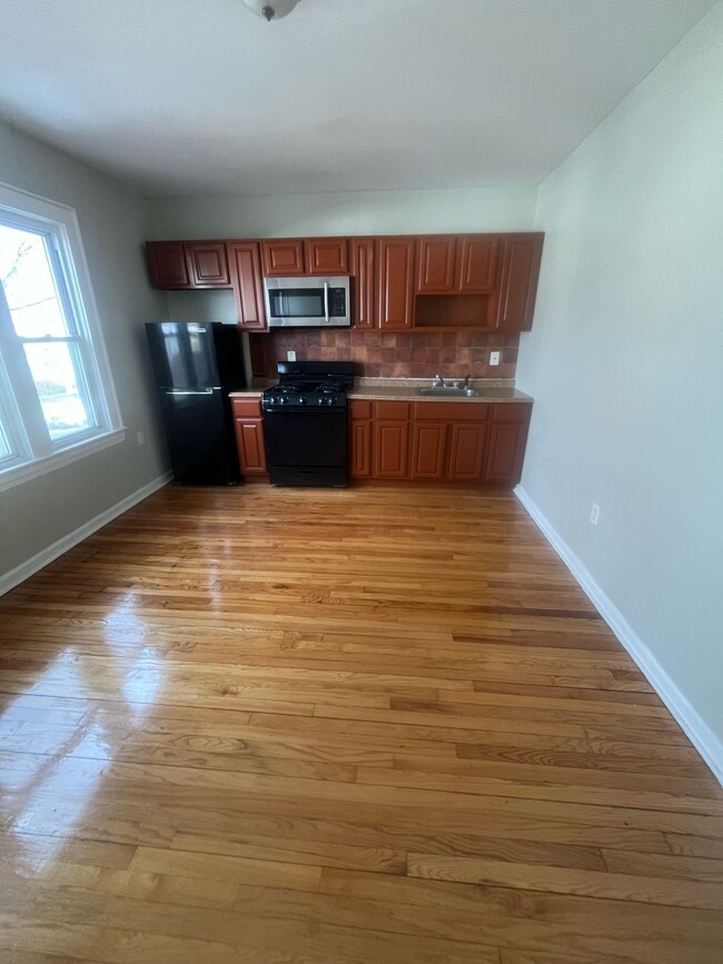 112 Monroe St Unit 2L, Roselle, NJ 07203
