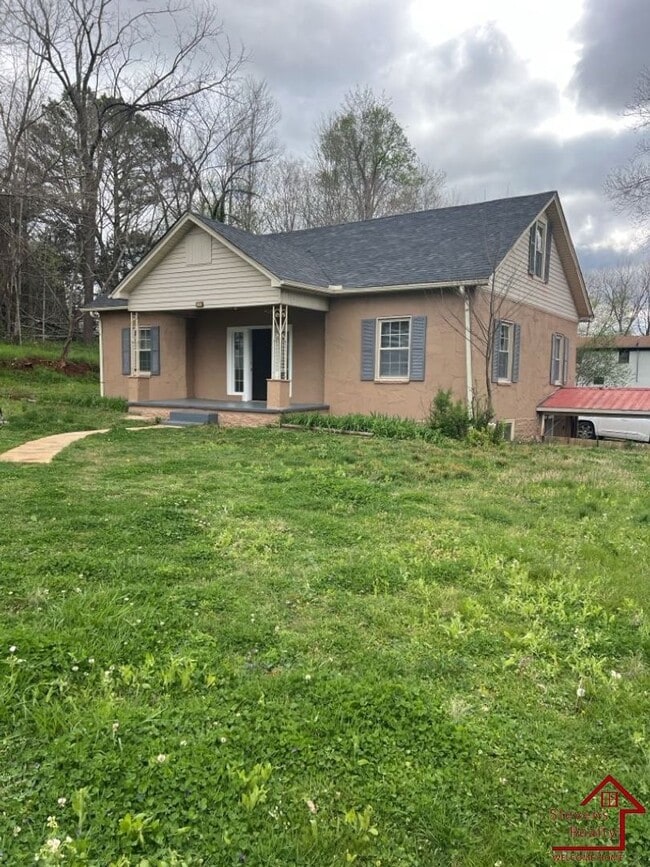 236 S Young St, Sparta, TN 38583