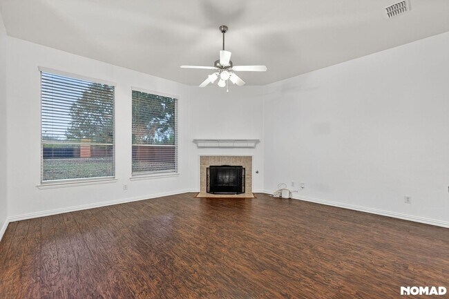 1020 Fair Oaks Dr, Grand Prairie, TX 75052 - photo 3