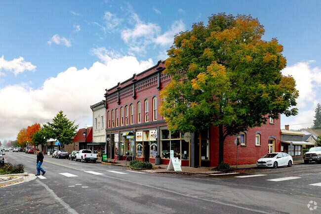 You will find a small selection of restaurants, cafes and shops in downtown Monmouth.