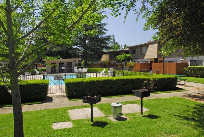 Howe Manor East Apartments, Sacramento, CA 95825 - photo 2
