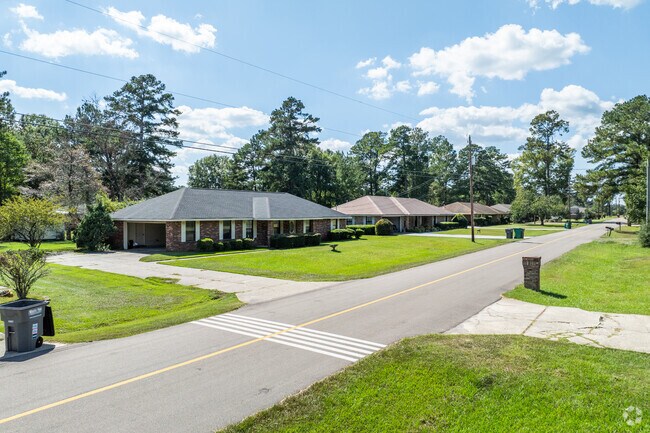 Glendale contains mostly single-story brick ranch-style houses from the 20th century.