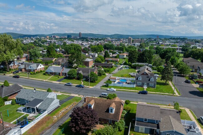 Highland Park has many mid-sized single family homes with easy access to suburb living.