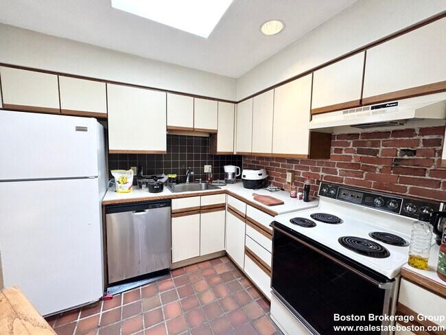 73 Gainsborough St unit 302W, Boston, MA 02115 - photo 2