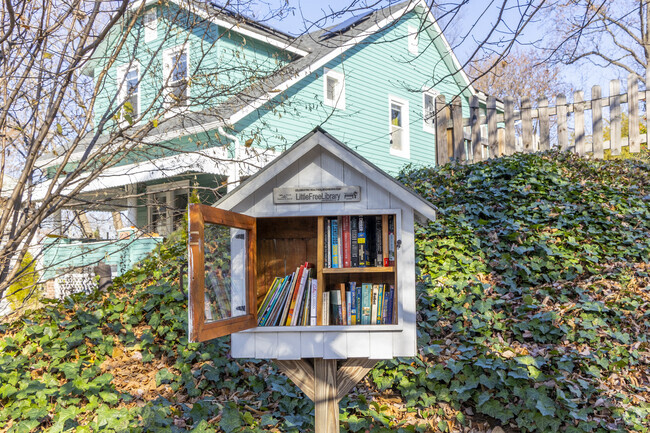 Pick up a good read at Beverly Hills local Little Library.