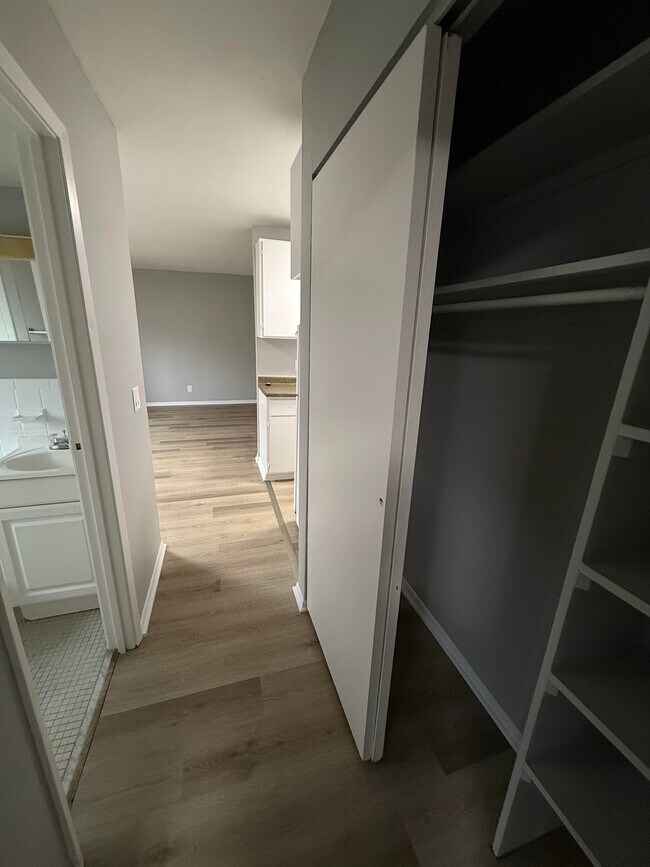 Lincoln Woods Flats, Norwood, OH 45212 - photo 7