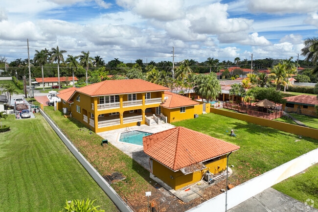 You can find large backyards in Flagler Park neighborhood.