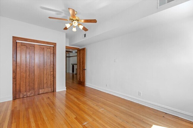 1537 W Addison St unit 2, Chicago, IL 60613 - photo 4