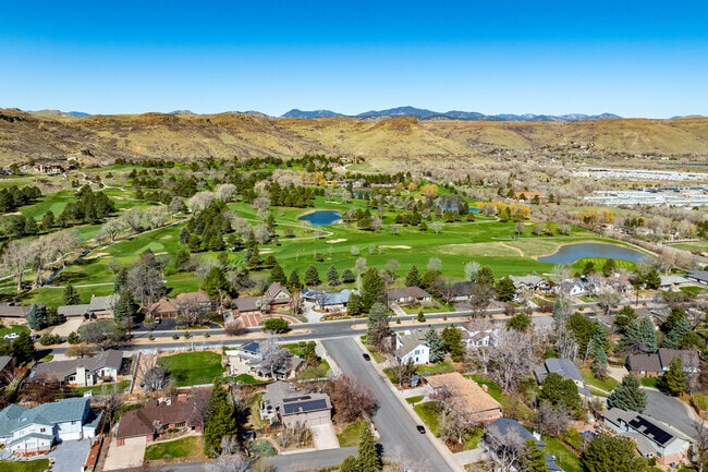 From trails to challenging golf courses, Applewood West boasts abundant nature.