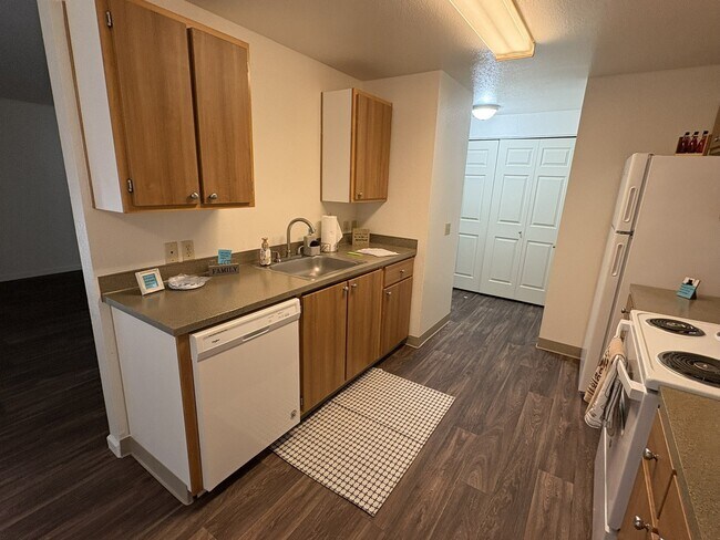 Windsor Manor Apartments, Portland, OR 97233 - photo 7