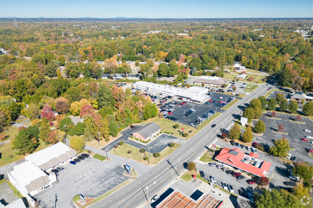 National hwy is one of the main roads in the neighborhood Albertson/Bell.