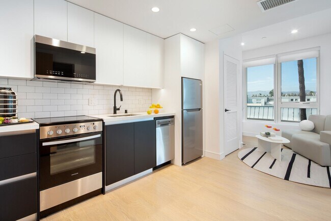 Miles at Harvard (Coliving), Los Angeles, CA 90020 - photo 6