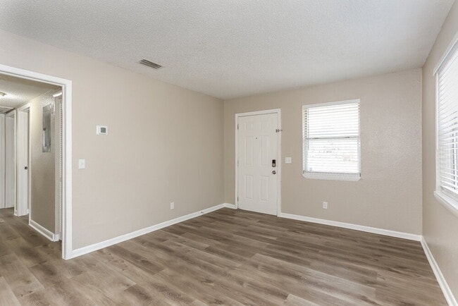 9505 Waynesboro Ave, Jacksonville, FL 32208 - photo 4