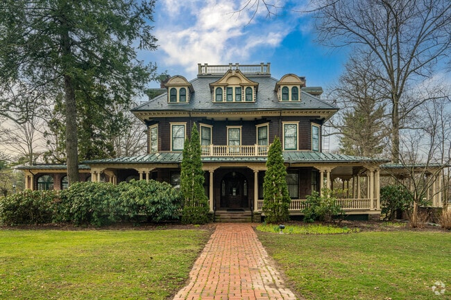 Oakside Bloomfield Cultural Center hosts recreational and cultural events.