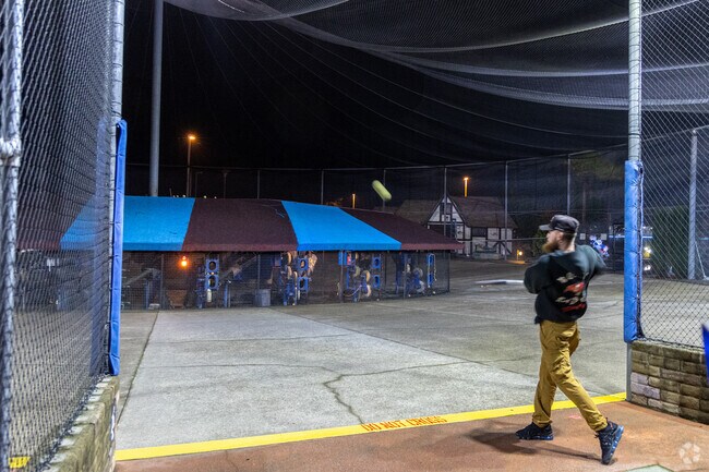 Just opposite Scandia Golfland baseball players can try their swings in Fairfield.