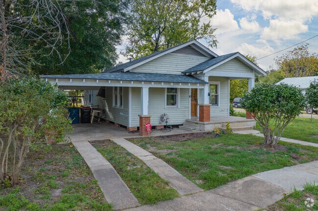 Bungalow homes with carports are common in Lafayette’s West End.