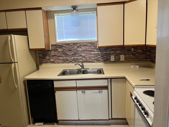 205 N Ormsby St unit 1, Alvin, TX 77511 - photo 6