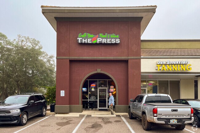 The Kings neighborhood has multiple restaurants to choose from.