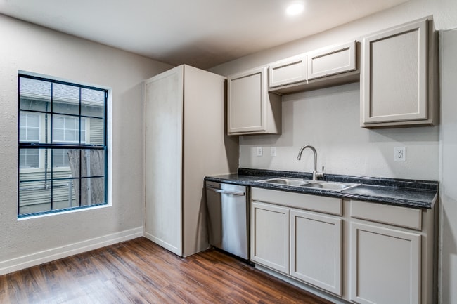 826 N Clinton Ave unit 824, Dallas, TX 75208 - photo 7