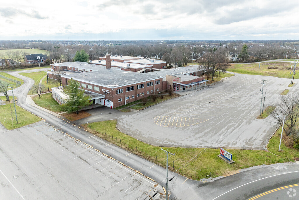 The student population of Scott County Middle School is 889 and the school serves 6-8.