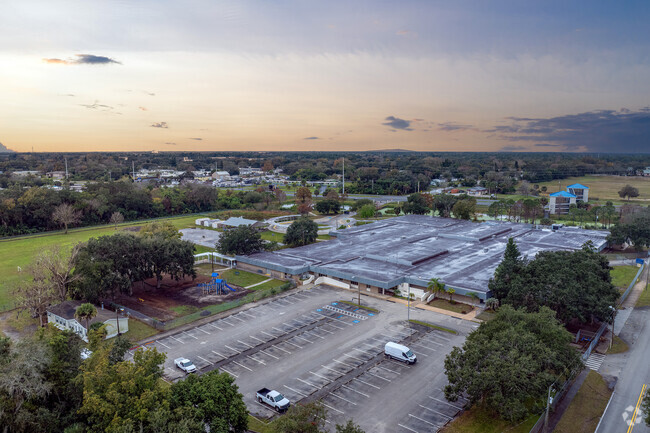 Fairglen Elementary School offers ample parking on the south side of the school.