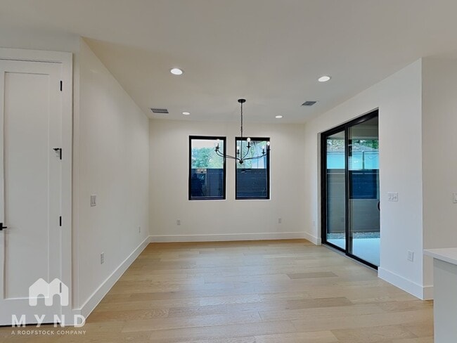 1119 Mahan Dr, Austin, TX 78721 - photo 4