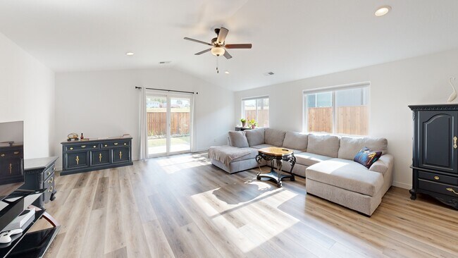 700 Nottingham Terrace, Eagle Point, OR 97524 - photo 2