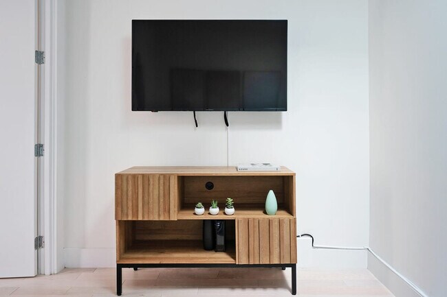 515 W 48th St unit ID1021970P, New York, NY 10036 - photo 4