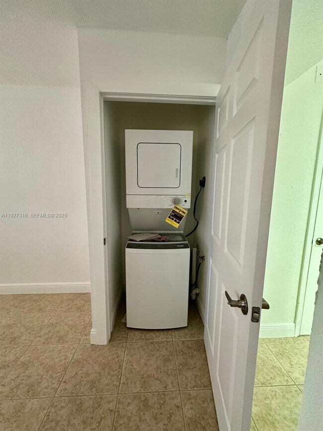 984 W 40th St, Hialeah, FL 33012 - photo 6