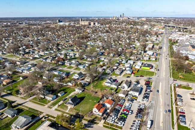 Fairground residents have easy access to Downtown Des Moines via E University and I-235.