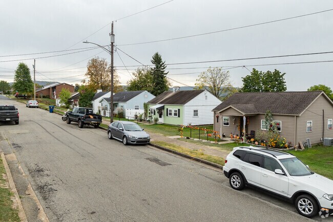 Cottages line the back streets of Loyalhanna.