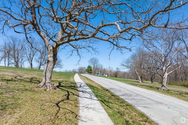 A quiet stretch of the Searcy Creek Greenway Trail, part of a multi-mile corridor that links parks and neighborhoods while protecting one of Kansas City’s key urban watersheds.