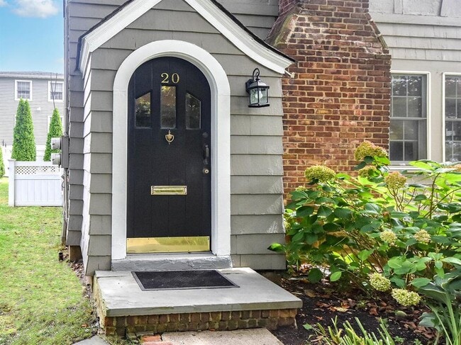 20 Oldwood Rd, Port Washington, NY 11050 - photo 2