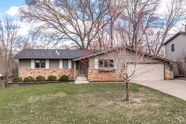 Ranch style homes built in the 1970's and 1980's are common in the Benjamin Briardale neighborhood.
