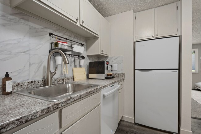 Oasis at Belmont - Beautiful Renovated Apartments, Pueblo, CO 81001 - photo 4