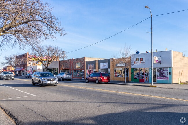 Downtown Pasco offers lots of walkable streets with lots of shopping.