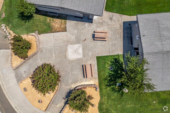 There is a nice open space to relax on a sunny afternoon at Oakview High (Alternative).