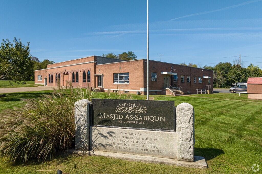 The Institute of Islamic Studies is a private school that serves grade levels 5-11.