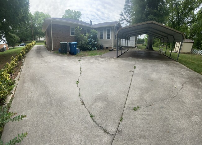 Car Port/Private Driveway/Backyard