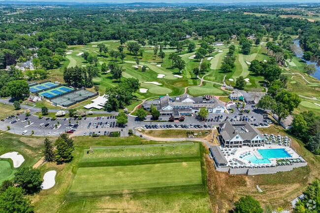 Members can lounge by the pool or play a game of golf at the Lancaster Country Club near Hornig.
