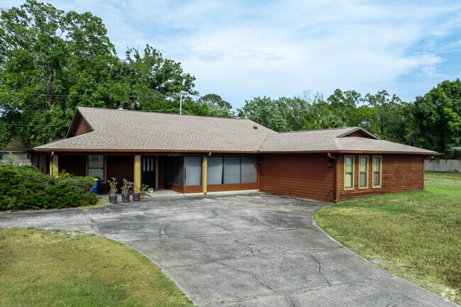 Florida Shores also contains many unique homes overflowing with visual charm.