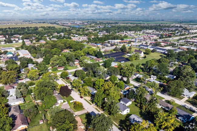 Bunker Hill is positioned perfectly to enjoy all there is to offer in the area of Normal.