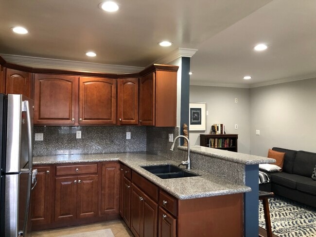 Piccadilly Manor unit 258, Lawndale, CA 90260 - photo 3